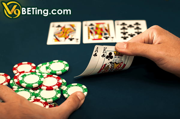 Bật mí kinh nghiệm đánh Poker V9bet cực hữu ích